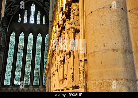 Glasmalereien und Sonnenlicht auf Statuen im Inneren des York Minster Stockfoto