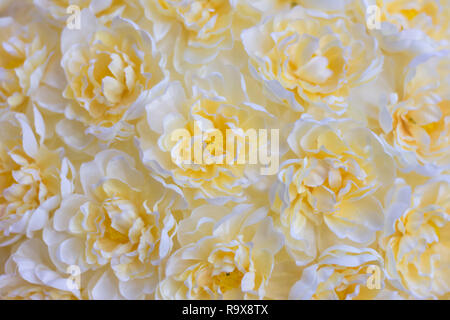 Gelbe Floral background. Viele künstliche Blumen in bunten Zusammensetzung. Stockfoto