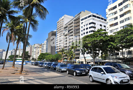 Datenverkehr auf der Atlantica Avenue, Copacabana, Rio de Janeiro, Brasilien Stockfoto