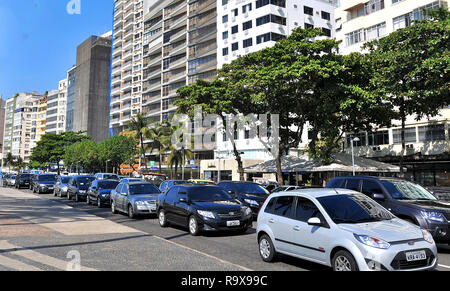 Datenverkehr auf der Atlantica Avenue, Copacabana, Rio de Janeiro, Brasilien Stockfoto