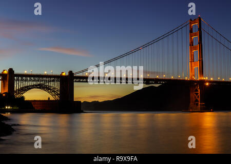 Twilight Lichter über die Golden Gate Bridge in der Nähe von Fort Point gesehen. Stockfoto
