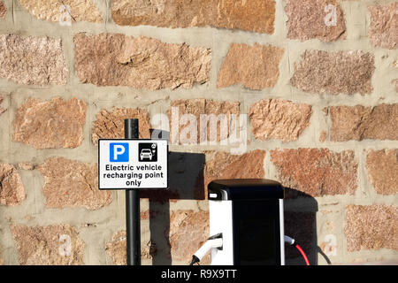 Elektrische Ladestation für Fahrzeuge Autos Fahrräder kostenlos in Shopping mall Retail Park in Parkplatz betrieben Stockfoto