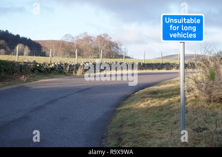 Für lange Fahrzeuge Verkehrssicherheit Zeichen in ländlichen Landschaft Schottland ungeeignet Stockfoto