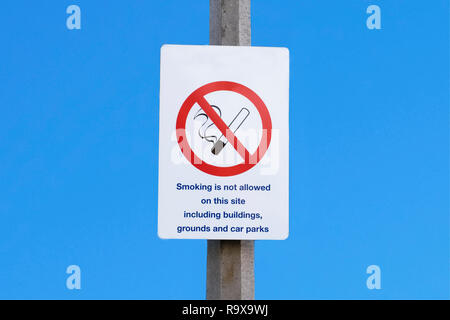 Rauchverbot in Gebäude, die Anlage, die Schule oder Parkplatz Schild Stockfoto