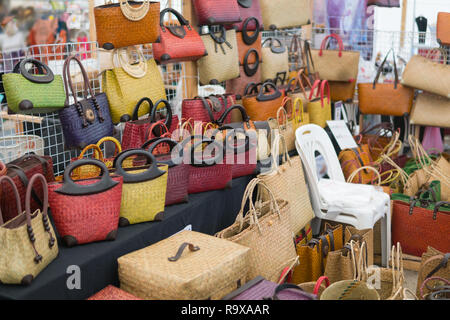 Bunt gewebte Handgefertigte Handtasche für Frauen, Thai Handwerk. Einkaufen für Stroh Beutel im Süden von Thailand. Stockfoto