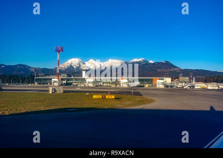 Brnik, Slowenien - 18. Januar 2018: Der Flughafen Ljubljana ist regionale Drehscheibe für Flüge auf dem Balkan und wurde vor Kurzem von der Deutschen Fraport erworben wurden. Stockfoto