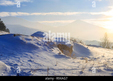 Schnee Dünen mit paladoken Berge Hintergrund in Erzurum, Türkei Stockfoto