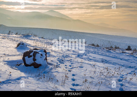 Schnee Dünen mit paladoken Berge Hintergrund in Erzurum, Türkei Stockfoto