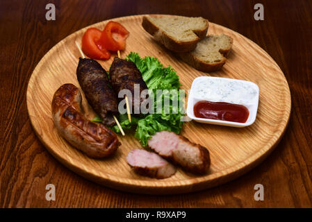 Fast food. Eastern Food. Gerichte der orientalischen Küche liegen an Bord und mit Gemüse und Saucen dekoriert. Über die Grenzen des Geschmacks. Stockfoto