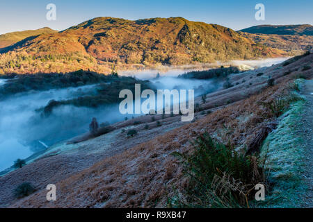 Niedrige Nebel durch Banneriggs, zwischen Grasmere und Rydal Wasser, in der Nähe von Grasmere, Lake District, Cumbria Stockfoto