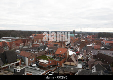 Blick von oben auf ein Riesenrad wheal auf dem Weihnachtsmarkt in Meppen emsland Deutschland Stockfoto