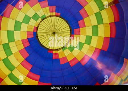 Unten Blick von innen auf die bunten Ballons Kuppel Stockfoto