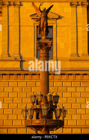 Historische straßenlaterne vor Rudolfinum, Prag, Tschechische Republik. Das Rudolfinum ist ein Gebäude in Prag. Es ist in der neo Renaissance sty konzipiert Stockfoto