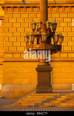 Historische straßenlaterne vor Rudolfinum, Prag, Tschechische Republik. Das Rudolfinum ist ein Gebäude in Prag. Es ist in der neo Renaissance sty konzipiert Stockfoto