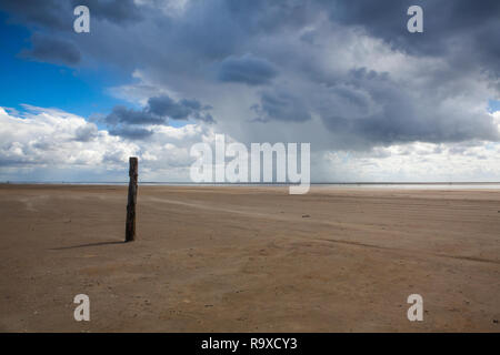 Auf dem fantastischen Strand am Sonderstrand, Romo Halbinsel Jütland, Dänemark. Landschaft nach starkem Regen. Der Strand ist Favorit für Kitesurfen, Surfen e Stockfoto