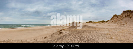 Hvide Sande in Dänemark hat 40 km Sandstrände. Hvide Sande ist der Inbegriff der Strände, Dünen, Sonne, Wind und vor allem saubere Luft. Westjütland, Dänemark. Stockfoto