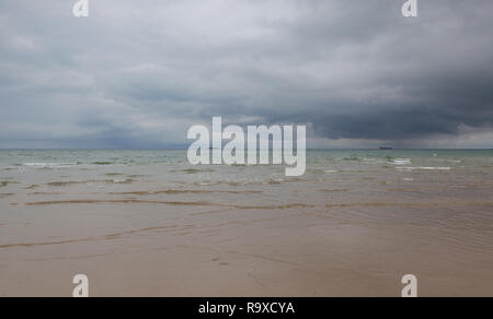 Am Strand von Skagen nach starkem Regen, Dänemark. Ort, an dem der Ostsee die Nordsee erfüllt. Stockfoto