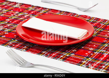 Rote Platte und Weihnachten Dekoration auf die weiße Holztisch. Ansicht von Oben. Flach Bild. Stockfoto