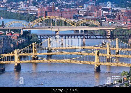 Pittsburgh, Pennsylvania - Stadt in den Vereinigten Staaten. Blick auf die Stadt mit Brücken Monongahela River. Stockfoto