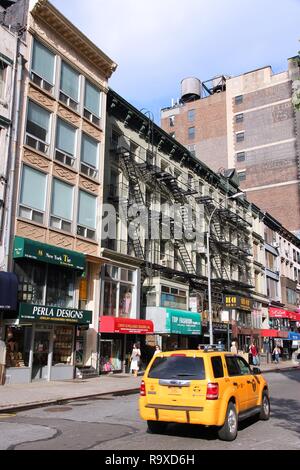 NEW YORK, USA - Juli 3, 2013: die Menschen besuchen Großhandel Bezirk von NoMad, Midtown Manhattan in New York. Der Bezirk name NoMad seit 1. Stockfoto