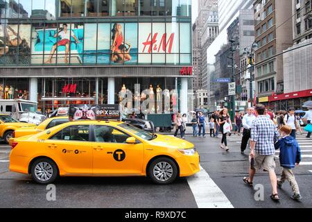 NEW YORK, USA - Juli 1, 2013: die Menschen fahren Taxi in Midtown Manhattan in New York. Ab 2012 waren 13,237 gelbe Taxis in Ne registriert Stockfoto