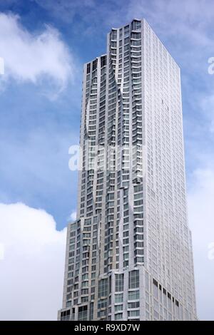 NEW YORK, USA - Juli 2, 2013: 8 Fichte Straße Wolkenkratzer (alias Beekman Tower) in New York. Das Gebäude von 265 m ist der 12. höchste Wohnhaus towe Stockfoto