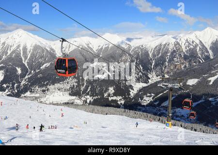 BAD Gastein, Österreich - März 9, 2016: die Menschen fahren Gondeln der Seilbahn in Bad Gastein. Es ist Teil der Ski Amade, eines der größten Skigebiete in Europa Stockfoto