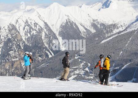 BAD Gastein, Österreich - 9. MÄRZ 2016: Leute, Ski in Bad Gastein. Es ist Teil der Ski Amade, einem der größten Skigebiete Europas mit 760 km Pisten. Stockfoto