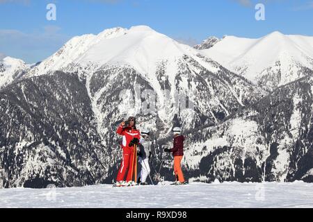 BAD Gastein, Österreich - 9. MÄRZ 2016: Leute, Ski in Bad Gastein. Es ist Teil der Ski Amade, einem der größten Skigebiete Europas mit 760 km Pisten. Stockfoto