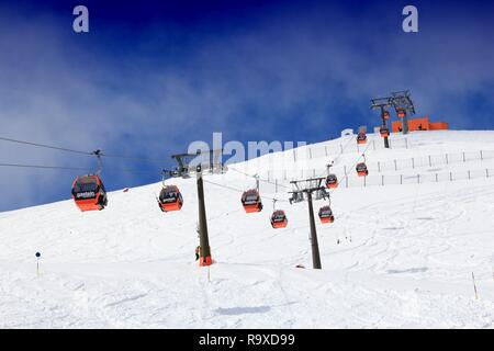 BAD Gastein, Österreich - März 9, 2016: die Menschen fahren Gondeln der Seilbahn in Bad Gastein. Es ist Teil der Ski Amade, eines der größten Skigebiete in Europa Stockfoto