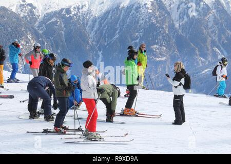 BAD Gastein, Österreich - 10. MÄRZ 2016: Leute, Ski in Bad Gastein. Es ist Teil der Ski Amade, einem der größten Skigebiete Europas mit 760 km Pisten Stockfoto