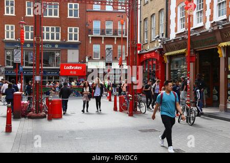LONDON, Großbritannien - 6. JULI 2016: die Menschen besuchen Chinatown von London, Großbritannien. Es gibt eine Minderheit von 433.000 Britische Chinesen in Großbritannien. Stockfoto