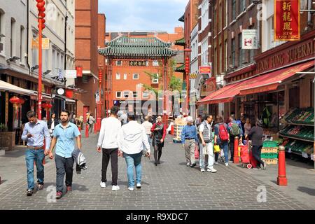 LONDON, Großbritannien - 6. JULI 2016: die Menschen besuchen Chinatown von London, Großbritannien. Es gibt eine Minderheit von 433.000 Britische Chinesen in Großbritannien. Stockfoto