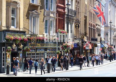 LONDON, Großbritannien - 6. JULI 2016: die Menschen besuchen Whitehall in London, UK. London ist die bevölkerungsreichste Stadt in Großbritannien mit 13 Millionen Menschen, die in der U-Bahn Stockfoto