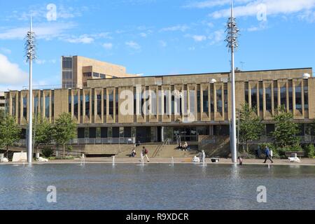 BRADFORD, Großbritannien - 11 JULI 2016: Menschen gehen die Richter" und "Coroner's Court am Centenary Square in Bradford, UK. Bradford ist eine der größten Städte, die ich Stockfoto