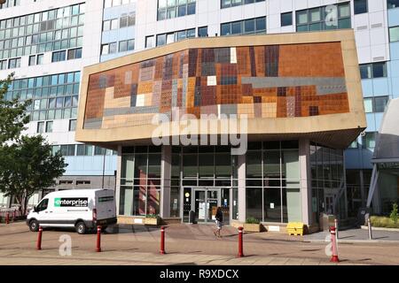 BRADFORD, Großbritannien - 11 Juli, 2016: Person verlässt Richmond Gebäude an der Universität Bradford, UK. Es ist eine Frage der öffentlichen Platte Glas Universitäten. Es hat 1. Stockfoto