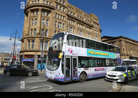 BRADFORD, Großbritannien - 11 Juli, 2016: die Menschen fahren Erste Bradford Double Decker Bus. FirstGroup beschäftigt 124.000 Menschen. Stockfoto