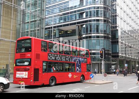 LONDON, Großbritannien - 8. JULI 2016: die Menschen fahren mit dem Doppeldeckerbus in Canary Wharf, London, Großbritannien. Transport for London (TFL) betreibt 8.000 Busse auf 673 Routen. Stockfoto