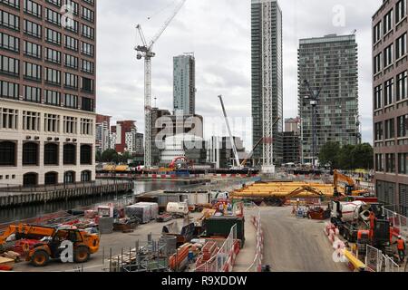 LONDON, Großbritannien - 8. JULI 2016: Bauarbeiter arbeiten an neuen Entwicklung in London, UK. Canary Wharf ist London's zweite Finanzzentrum in 1 entwickelt. Stockfoto