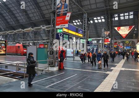 FRANKFURT, Deutschland - Dezember 6, 2016: Passagiere eilig am Frankfurter Hauptbahnhof in Deutschland. Es ist unter den 5 verkehrsreichsten Stationen in Europa mit 45 Stockfoto