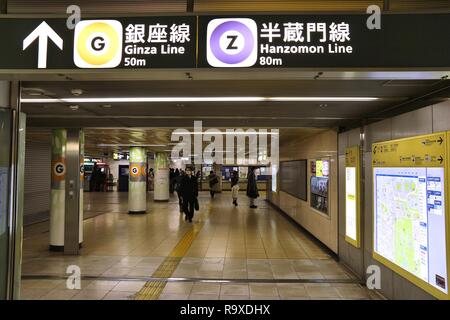 TOKYO, Japan - 30. NOVEMBER 2016: die Menschen besuchen Tokyo Metro Station in Japan. Mit mehr als 3.1 Milliarden jährliche Fahrten, Tokioter U-Bahn System ist Stockfoto