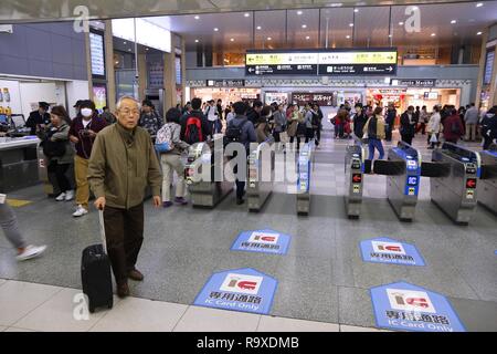 OSAKA, Japan - 23. NOVEMBER 2016: Passagiere Eile bei Tennoji Bahnhof in Osaka, Japan. JR West Tennoji Station 143,202 Passagiere täglich im Jahr 2015 Stockfoto