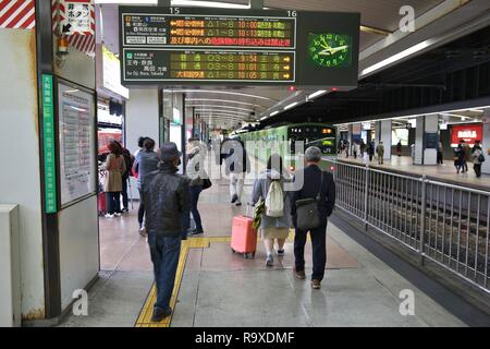OSAKA, Japan - 23. NOVEMBER 2016: Passagiere am Tennoji Bahnhof in Osaka, Japan warten. JR West Tennoji Station 143,202 Passagiere täglich im Jahr 2015. Stockfoto