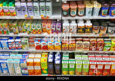 TOKYO, Japan - 29 November 2016: Drink Regal eines Convenience store in Tokyo, Japan. Es gibt weitere 42.000 Convenience Stores in Japan. Stockfoto