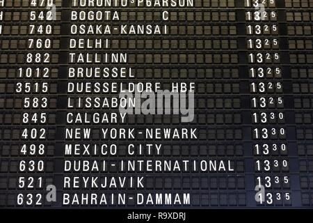 Flughafen Abflüge Liste - Zeitplan Zeitplan der Flughafen Frankfurt, Deutschland. Stockfoto