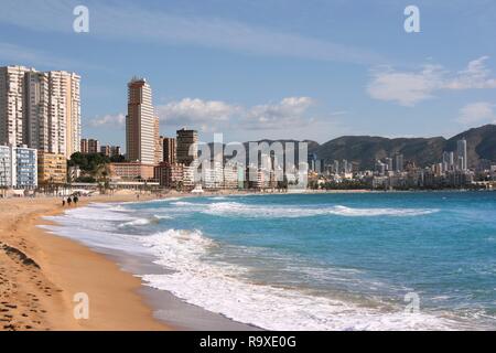 Benidorm - Stadt der Wolkenkratzer neben Strand am Mittelmeer. Spanien im November. Stockfoto