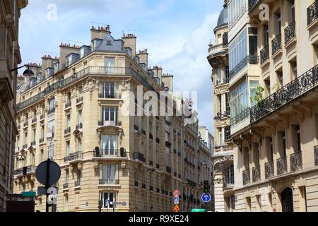 Paris, Frankreich, typischen alten Wohnhäusern. Fenster und Balkone. Stockfoto