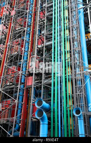 PARIS - Juli 20: Centre Georges Pompidou am 20. Juli 2011 in Paris, Frankreich. Die postmodernen Struktur in 1977 abgeschlossen ist einer der bekanntesten Lan Stockfoto