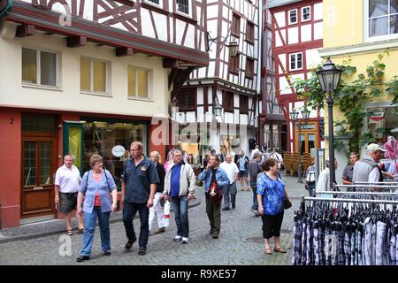 BERNKASTEL, Deutschland - Juli 19: Touristen bummeln am 19. Juli 2011 in Bernkastel-Kues, Deutschland. Nach seinem Amt für Tourismus, die Stadt wird jährlich Vis Stockfoto