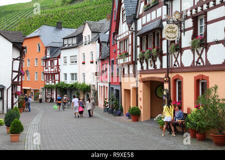 BERNKASTEL, Deutschland - Juli 19: Touristen bummeln am 19. Juli 2011 in Bernkastel-Kues, Deutschland. Nach seinem Amt für Tourismus, die Stadt wird jährlich Vis Stockfoto